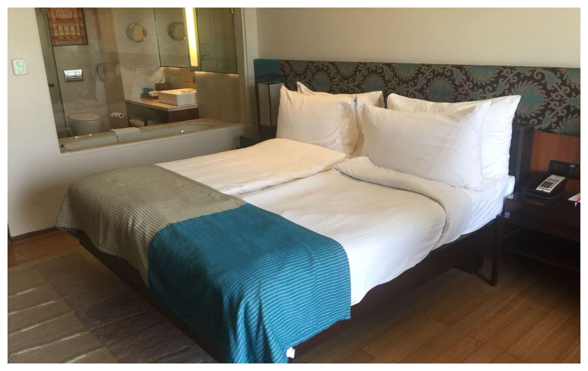 Taj Surajkund Resort & Spa, Delhi Ncr Faridabad Exterior photo A bed with a throw